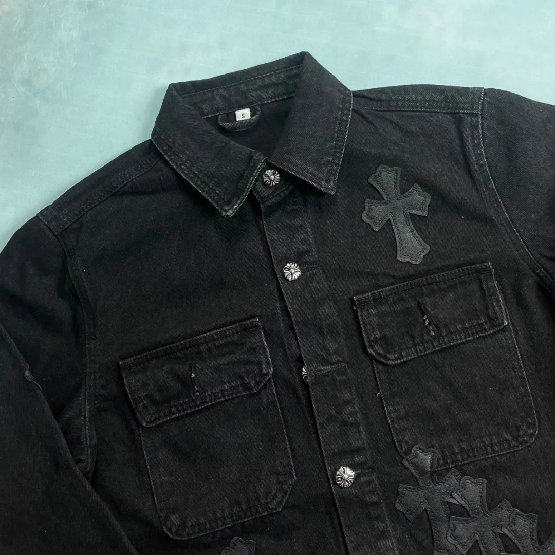 🅿️290 🔘Model No.-KL213 🔘Cro Heart𝐂𝐡𝐫𝐨𝐦𝐞 𝐇𝐞𝐚𝐫𝐭 Classic CH cross patchwork leather denim jacket This denim jacket interprets the versatile aesthetics with high-end standards. It is made of denim fabric imported from Japan. It has been washed for more than ten times to create a unique aged texture. The high-loss process gives every inch of denim a unique trace of time. The cross-stitched leather LOGO on the body adopts laser alignment technology. The sheep skin of the season is carefully selected and hand-cut and precision sewn. The contrast of textures highlights the brand recognition. In order to match the aging process, the hardware is treated with PVD vacuum coating, the three labels are all custom-made, and the silver thread anti-counterfeiting webbing ensures quality traceability. From the three-dimensional cut shoulder structure to the bite accuracy of the four-button buckle, it took two months of craftsmanship to polish it. The same version for men and women is suitable for various body shapes. When matching, couples can layer it to create a high-end street look. The breathable and skin-friendly fabric properties take into account both daily wear and styling needs. It can be called a trendy and evergreen style in the wardrobe.  Size: S M L XL (46.48.50.52) Color: Black